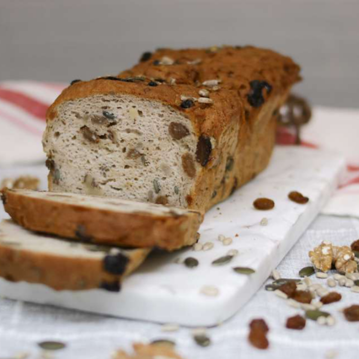 Pain raisins, noix et graines- sans gluten